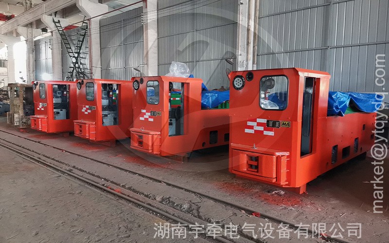 12噸鋰電池湘潭電機車裝車發貨